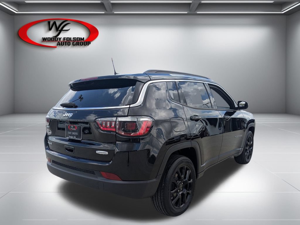 Used 2025 Jeep Compass Latitude w/ Convenience Group AWD/4WD image 3