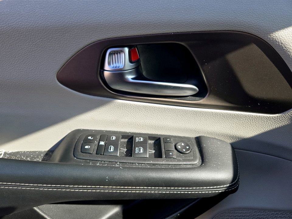 Used 2023 Chrysler Voyager LX image 22