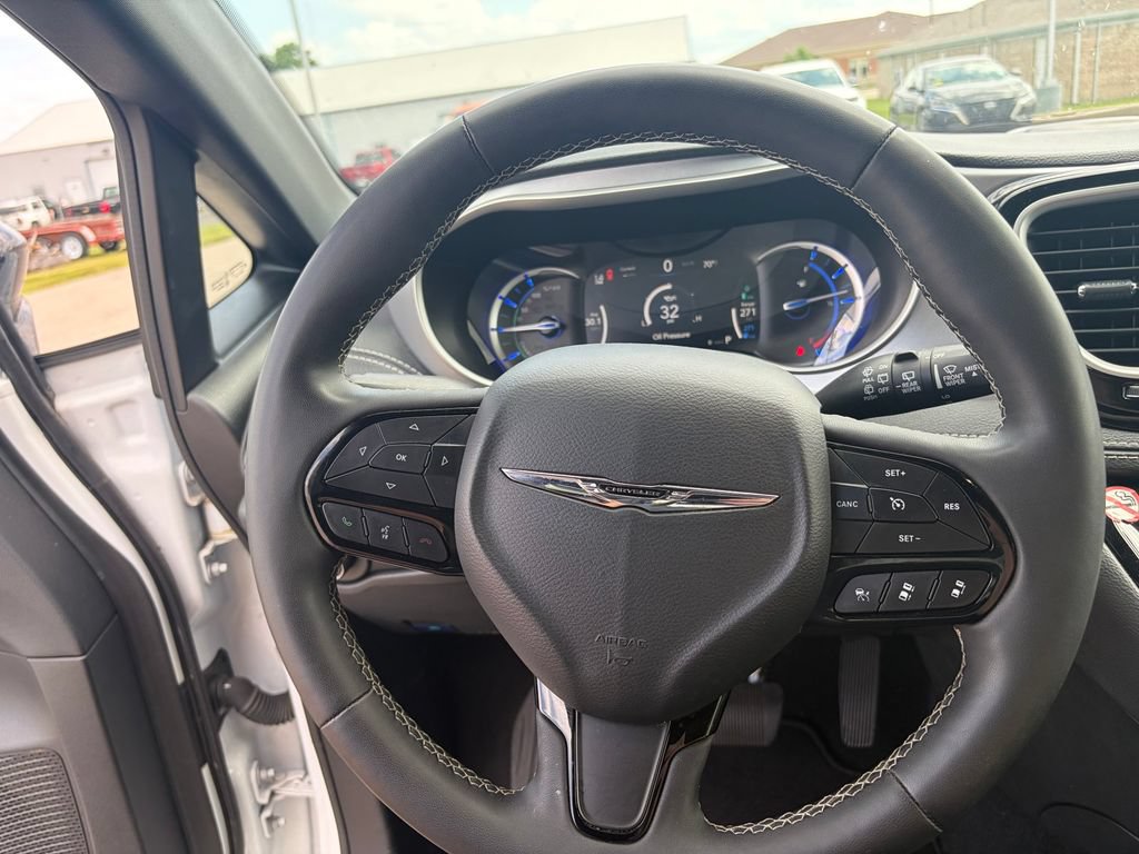 Used 2024 Chrysler Pacifica Limited FWD image 10