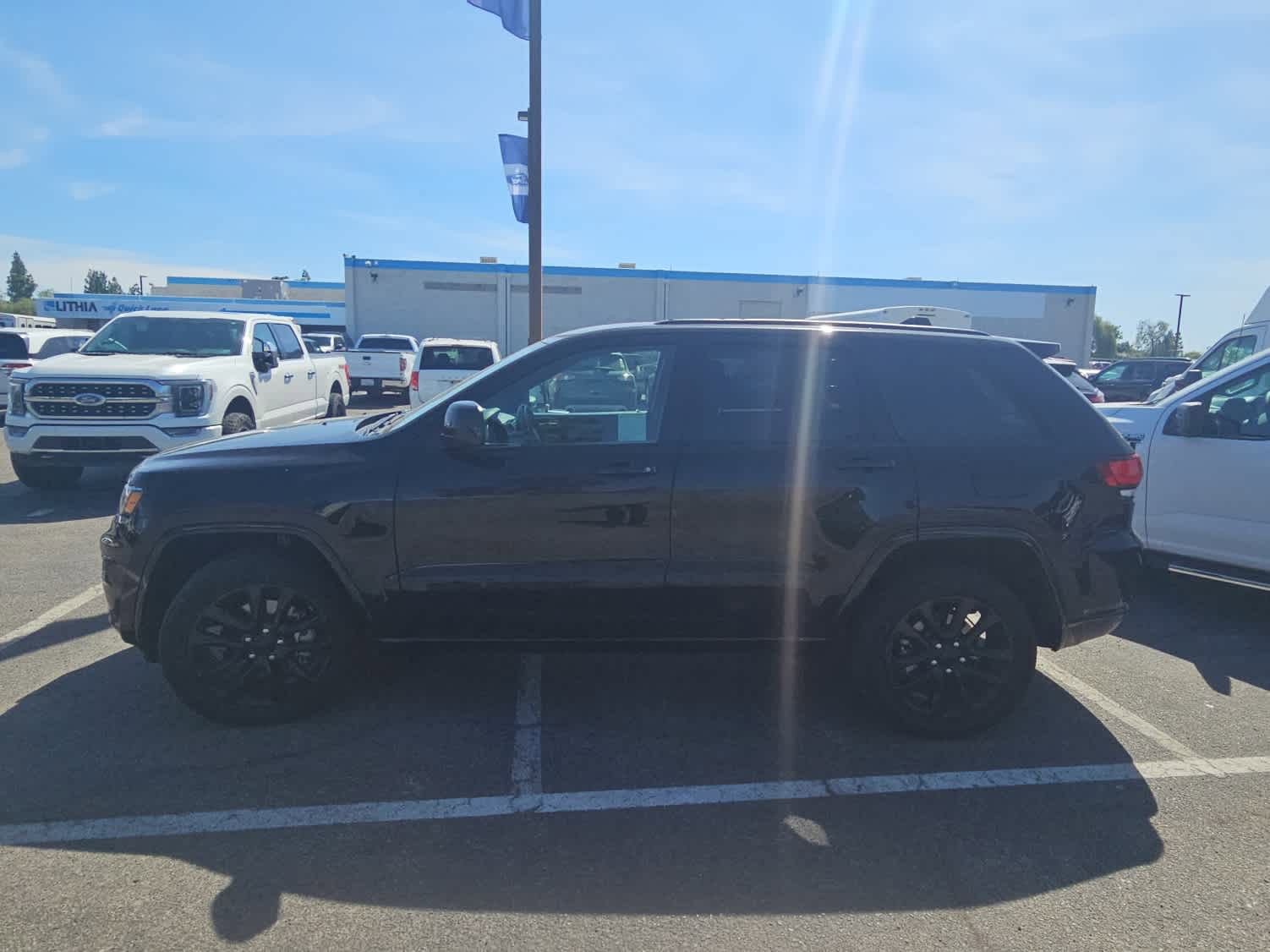 Used 2022 Jeep Grand Cherokee Laredo X image 5