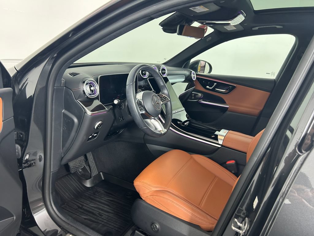 Used 2025 Mercedes-Benz GLC 350e 4MATIC image 4