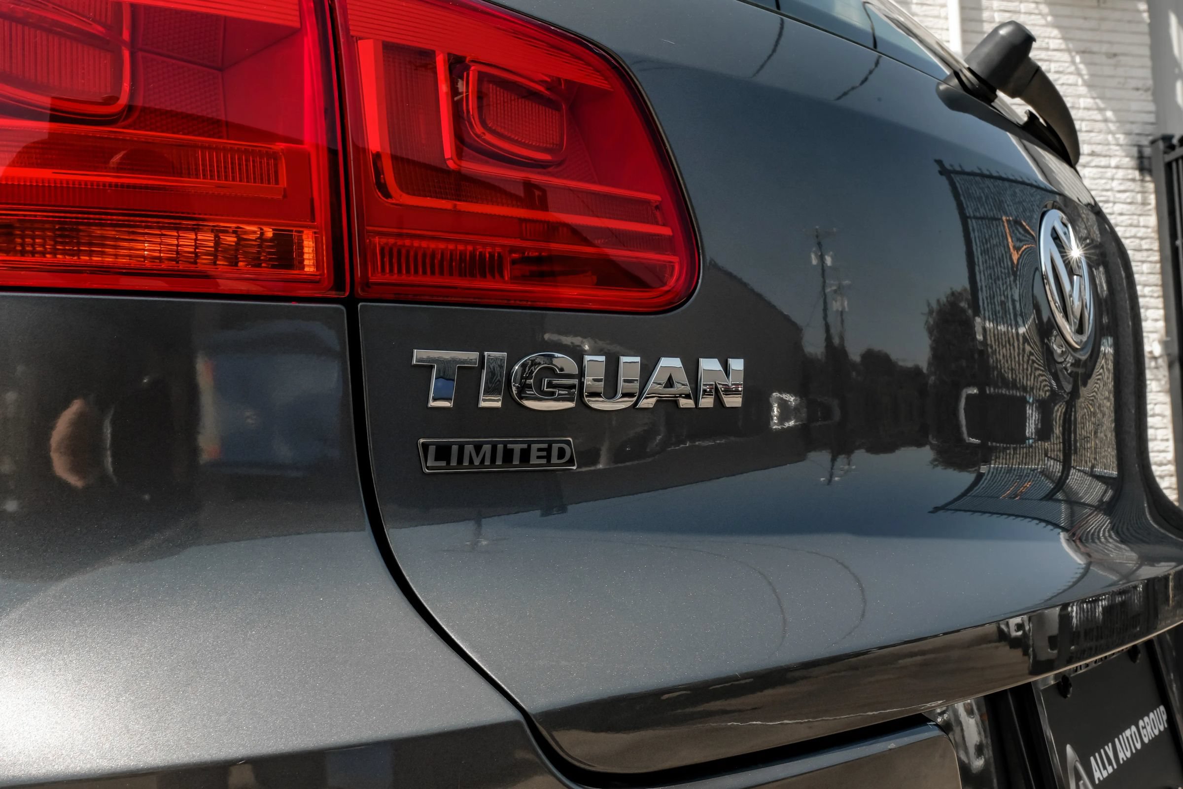 Used 2018 Volkswagen Tiguan Limited w/ Premium Package FWD image 49