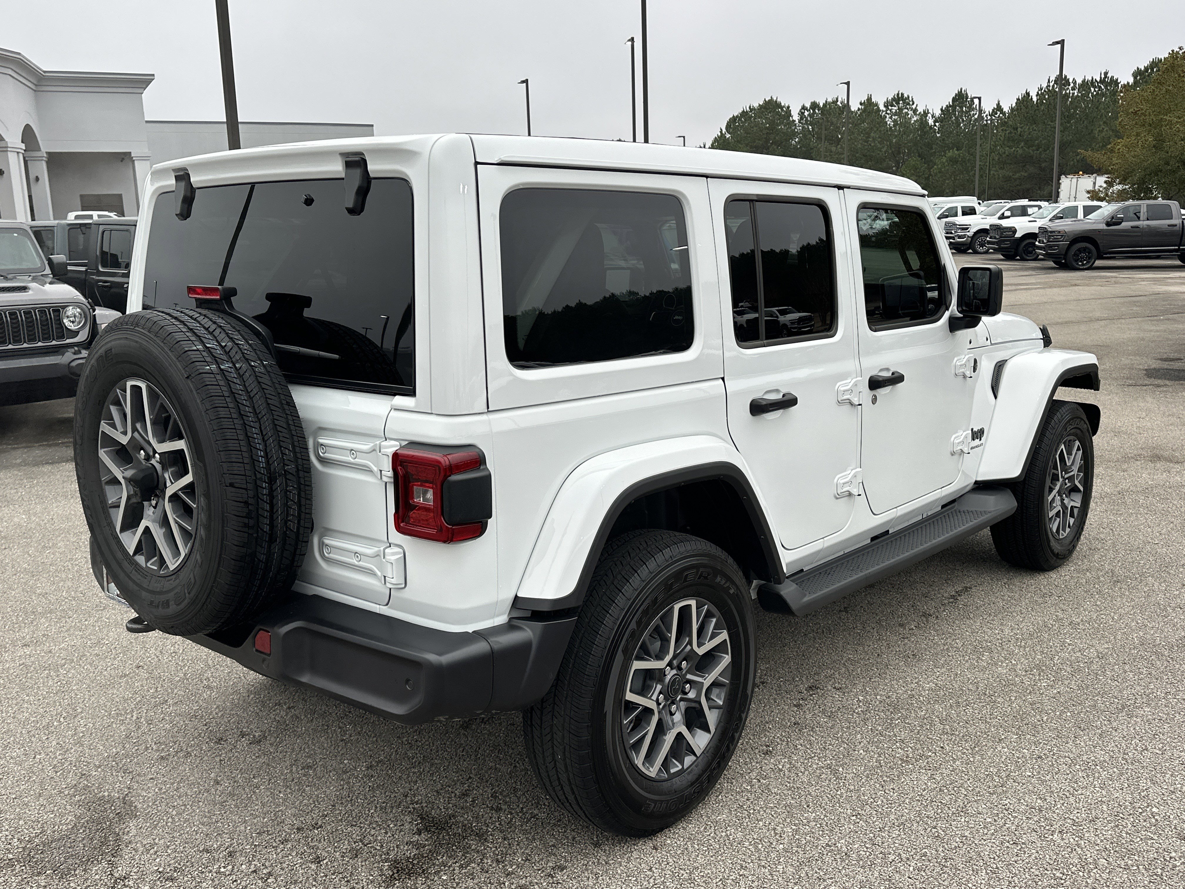 Used 2025 Jeep Wrangler Sahara image 7