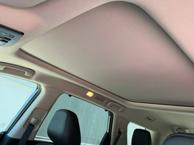 Used 2025 Nissan Pathfinder Platinum FWD image 16
