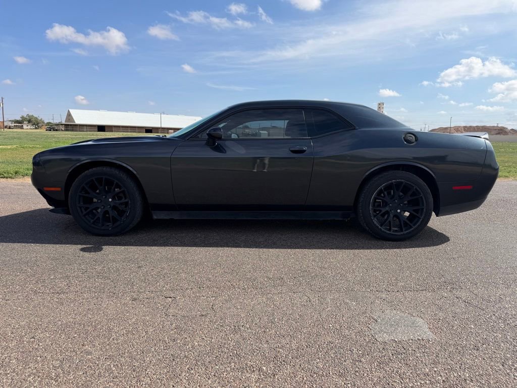 Used 2018 Dodge Challenger SXT RWD image 2