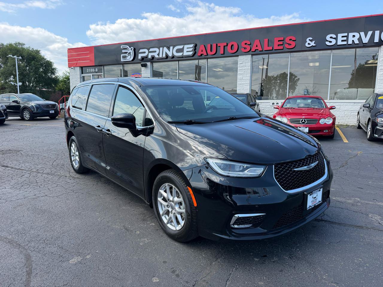 Used 2025 Chrysler Pacifica Select FWD image 1