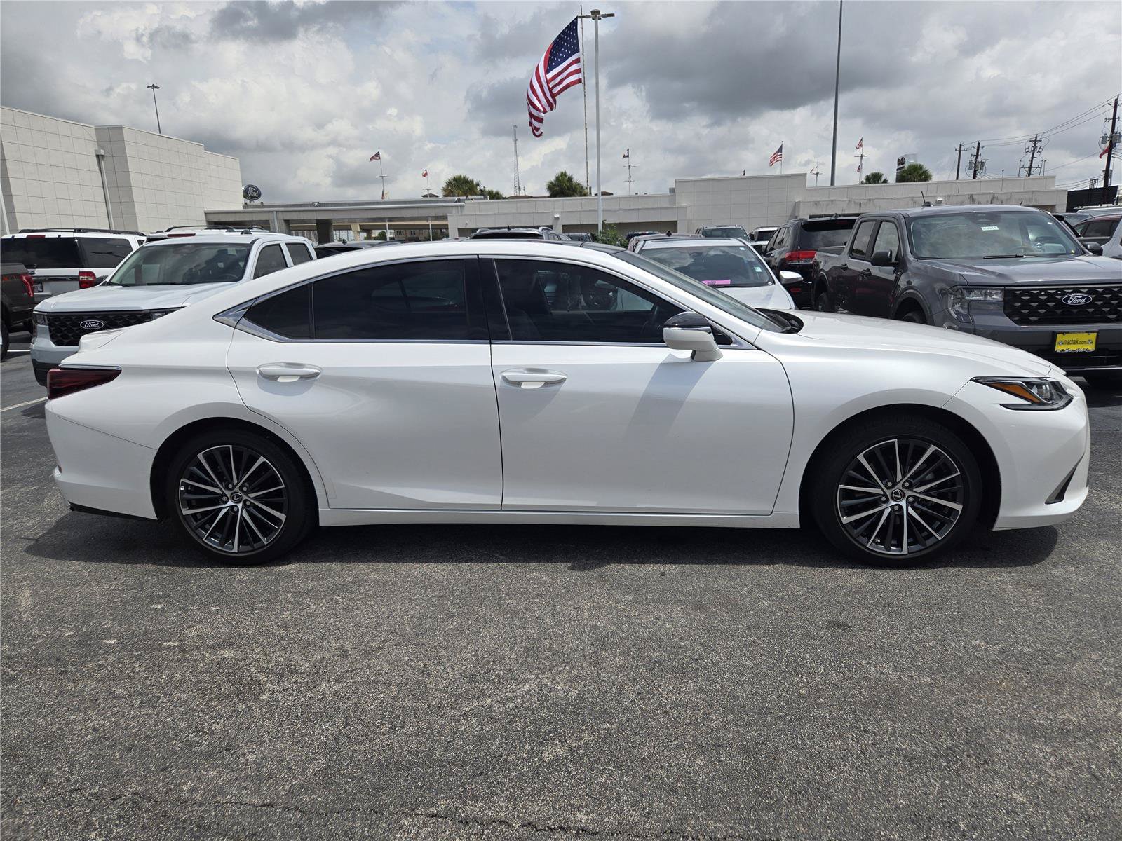 Used 2023 Lexus ES 350 w/ Premium Package FWD image 5