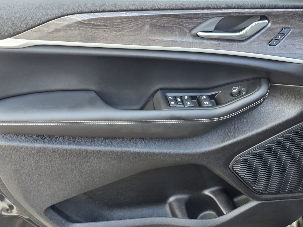 Used 2025 Jeep Grand Cherokee Limited w/ Black Appearance Package image 17