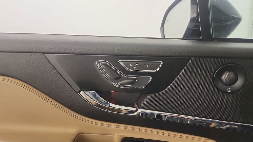 Used 2022 Lincoln Corsair Reserve w/ Luxury Package AWD/4WD image 15