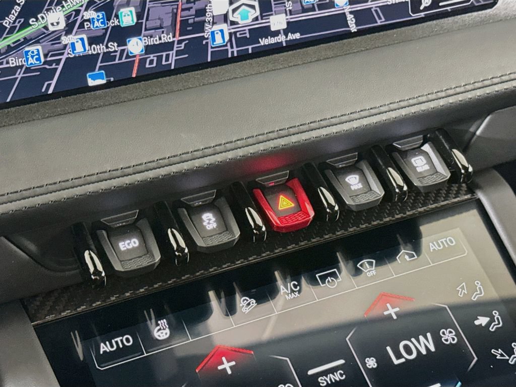 Used 2025 Lamborghini Urus SE AWD/4WD image 20