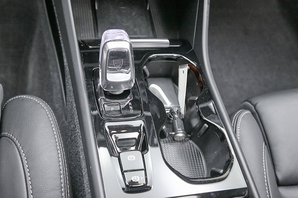 Certified 2024 Volvo XC40 B5 Plus w/ Protection Package Premier image 18