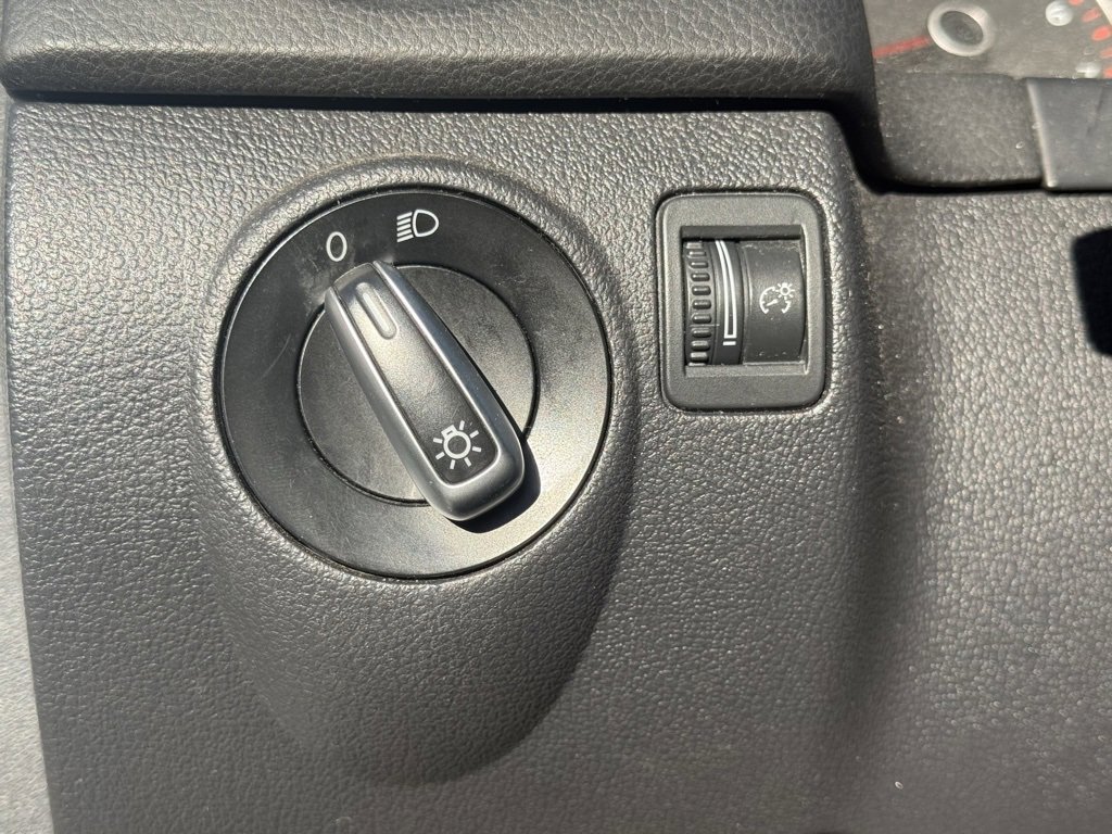 Used 2013 Volkswagen Tiguan S image 16