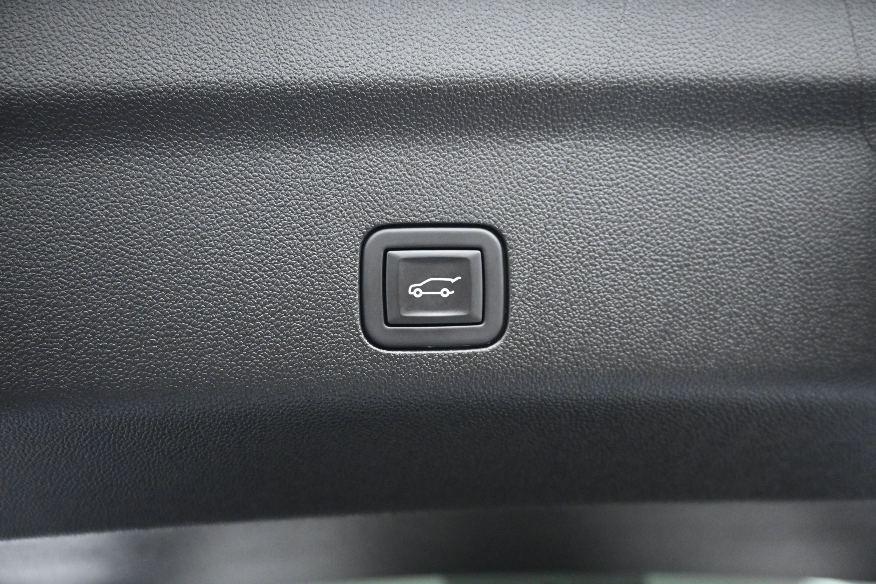Used 2023 Chevrolet Tahoe Premier AWD/4WD image 36