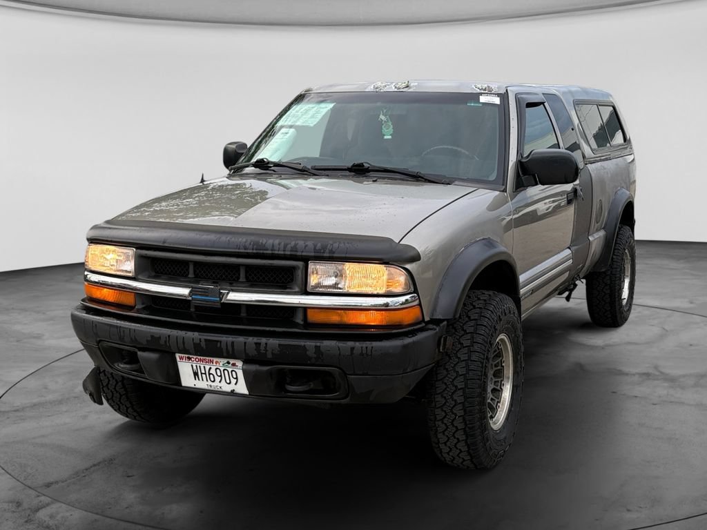 Used 2000 Chevrolet S10 Pickup 4x4 Extended Cab w/ Preferred Equipment Group image 4