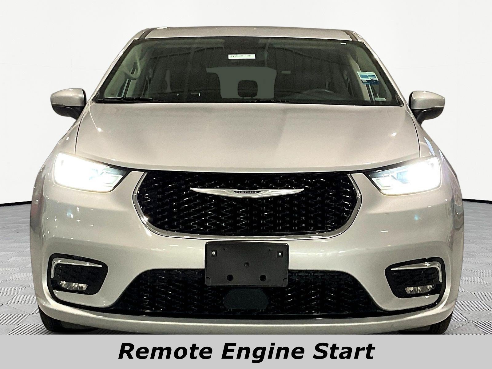 Used 2023 Chrysler Pacifica Touring-L FWD image 2