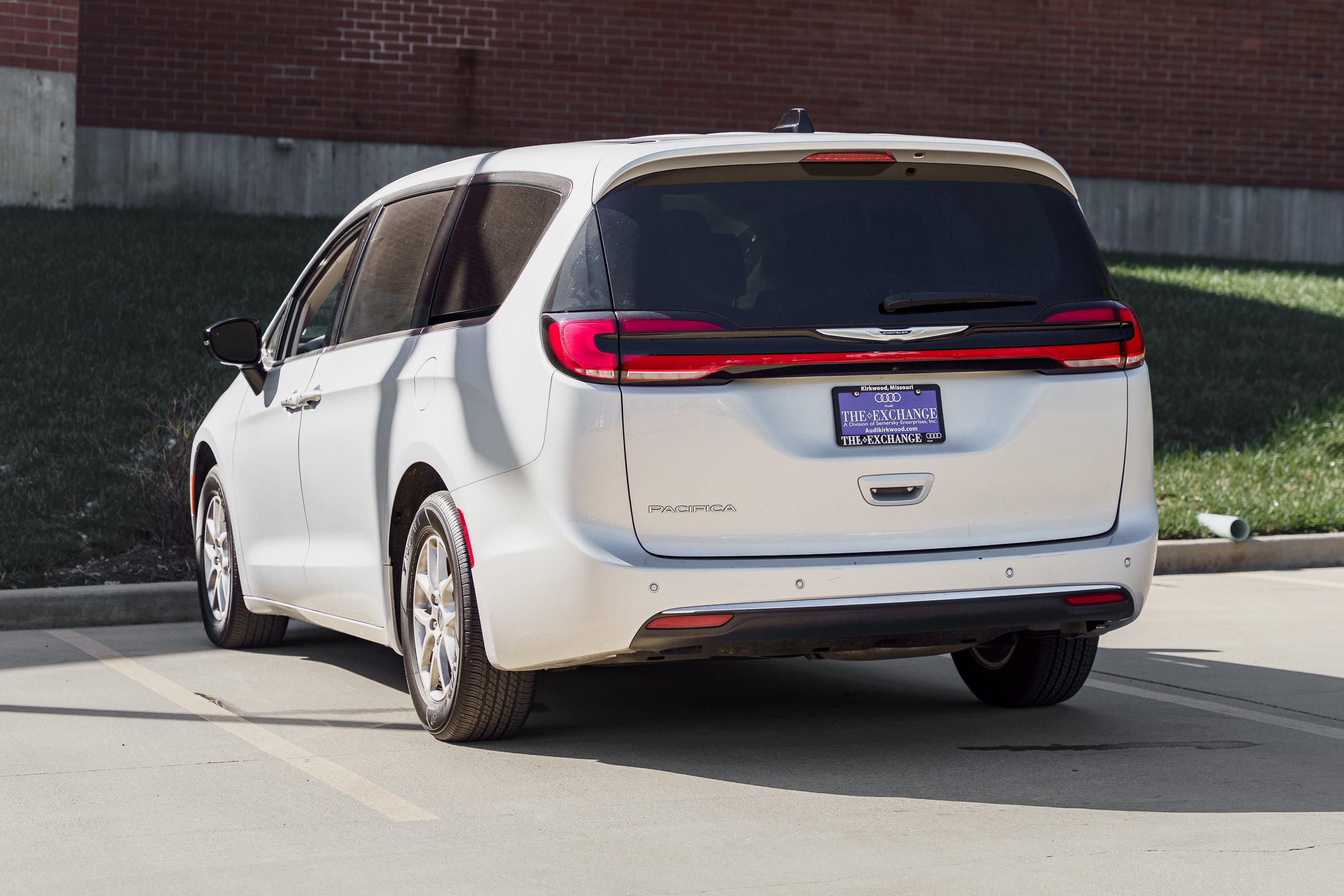 Used 2024 Chrysler Pacifica Touring-L image 5