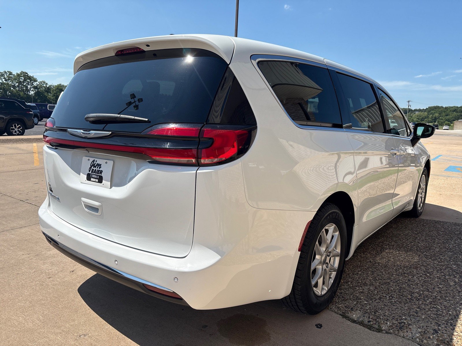 Used 2024 Chrysler Pacifica Touring-L FWD image 9