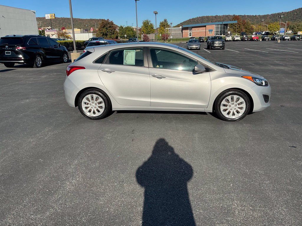 Used 2017 Hyundai Elantra GT FWD image 4