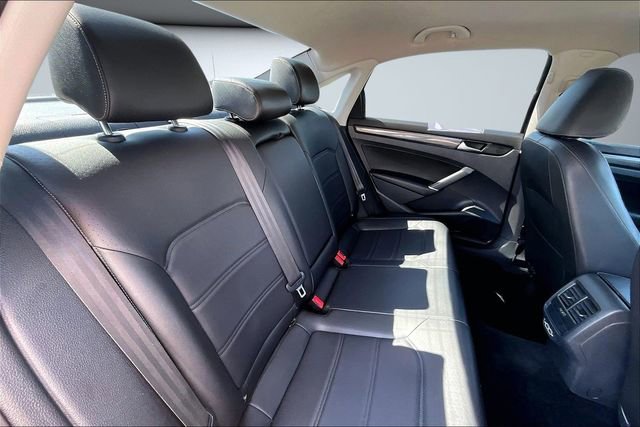 Used 2020 Volkswagen Passat 2.0T R-Line image 25