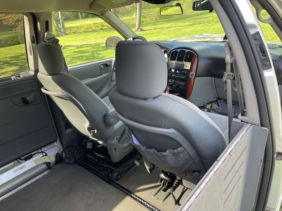 Used 2005 Chrysler Town & Country LX w/ Popular Equipment Group II FWD image 11