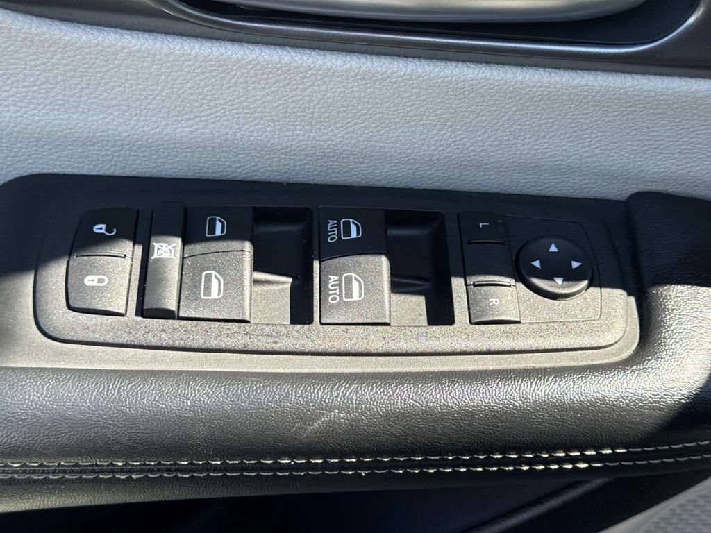 Used 2023 Chrysler Pacifica Touring-L FWD image 18