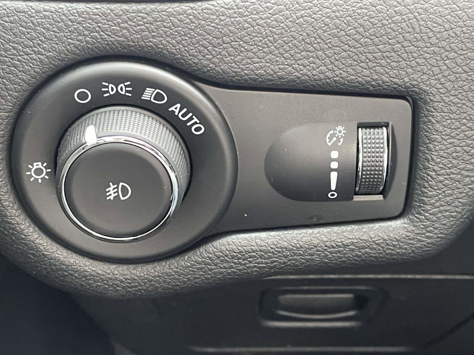 Used 2022 Jeep Cherokee Latitude AWD/4WD image 25