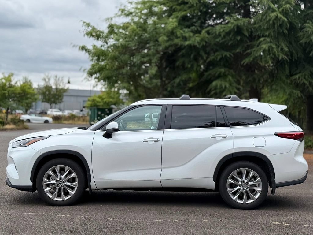 Used 2023 Toyota Highlander Limited AWD/4WD image 2