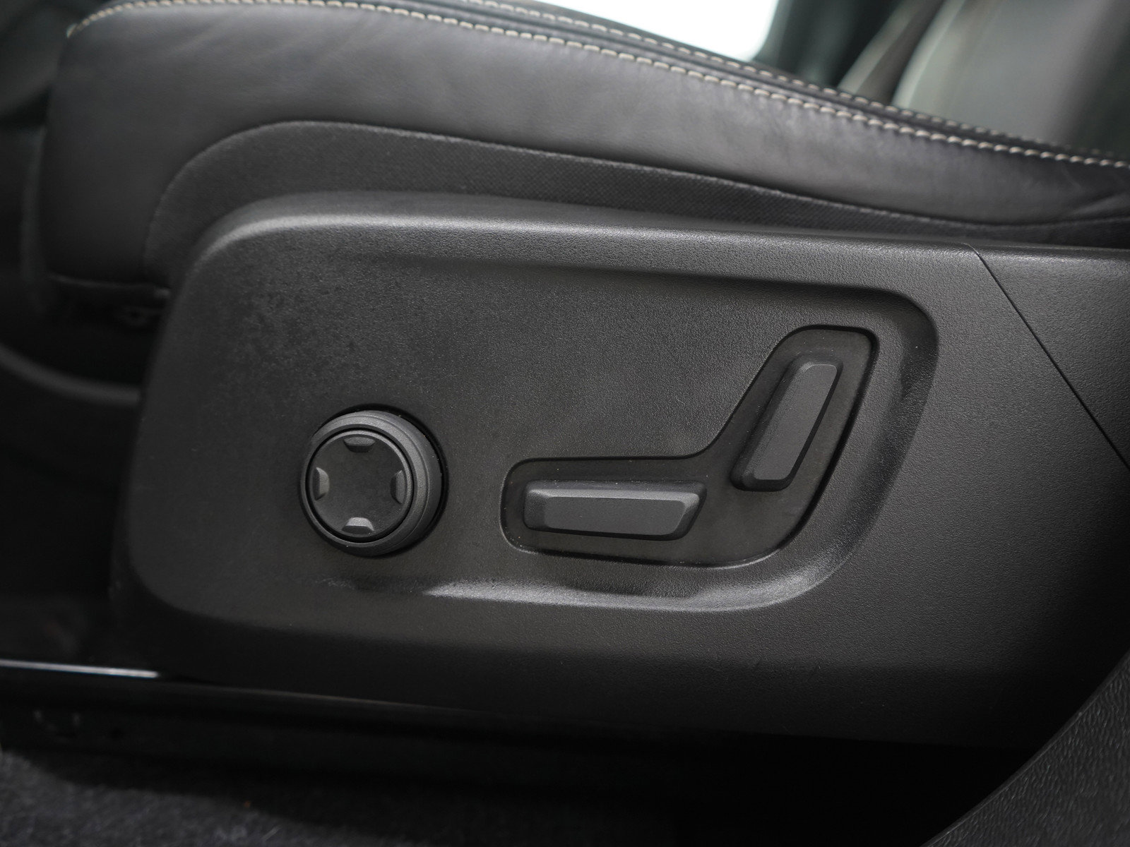 Used 2021 Volvo XC40 P8 Recharge w/ Advanced Package image 24