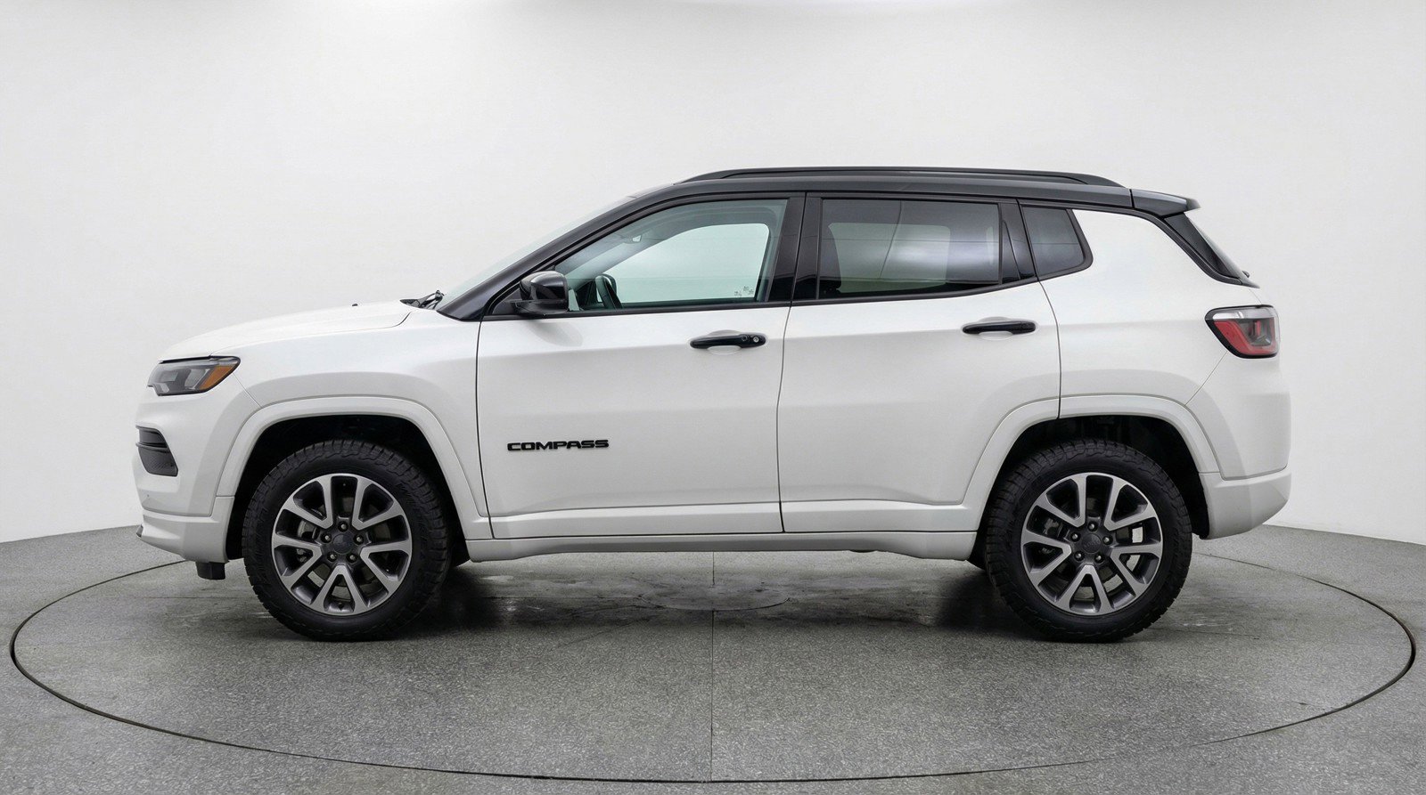 Used 2025 Jeep Compass Trailhawk image 5