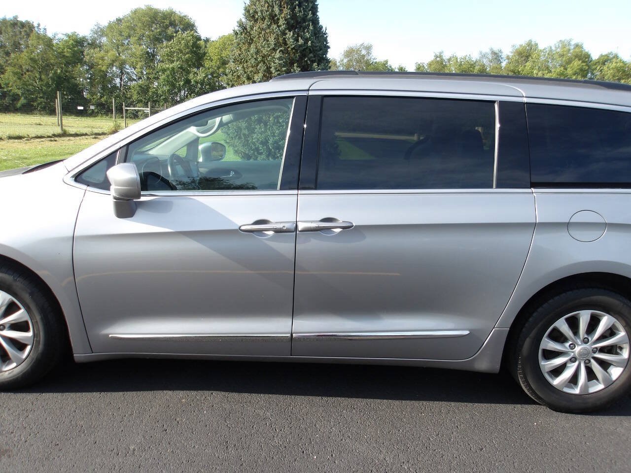 Used 2017 Chrysler Pacifica Touring-L FWD image 32