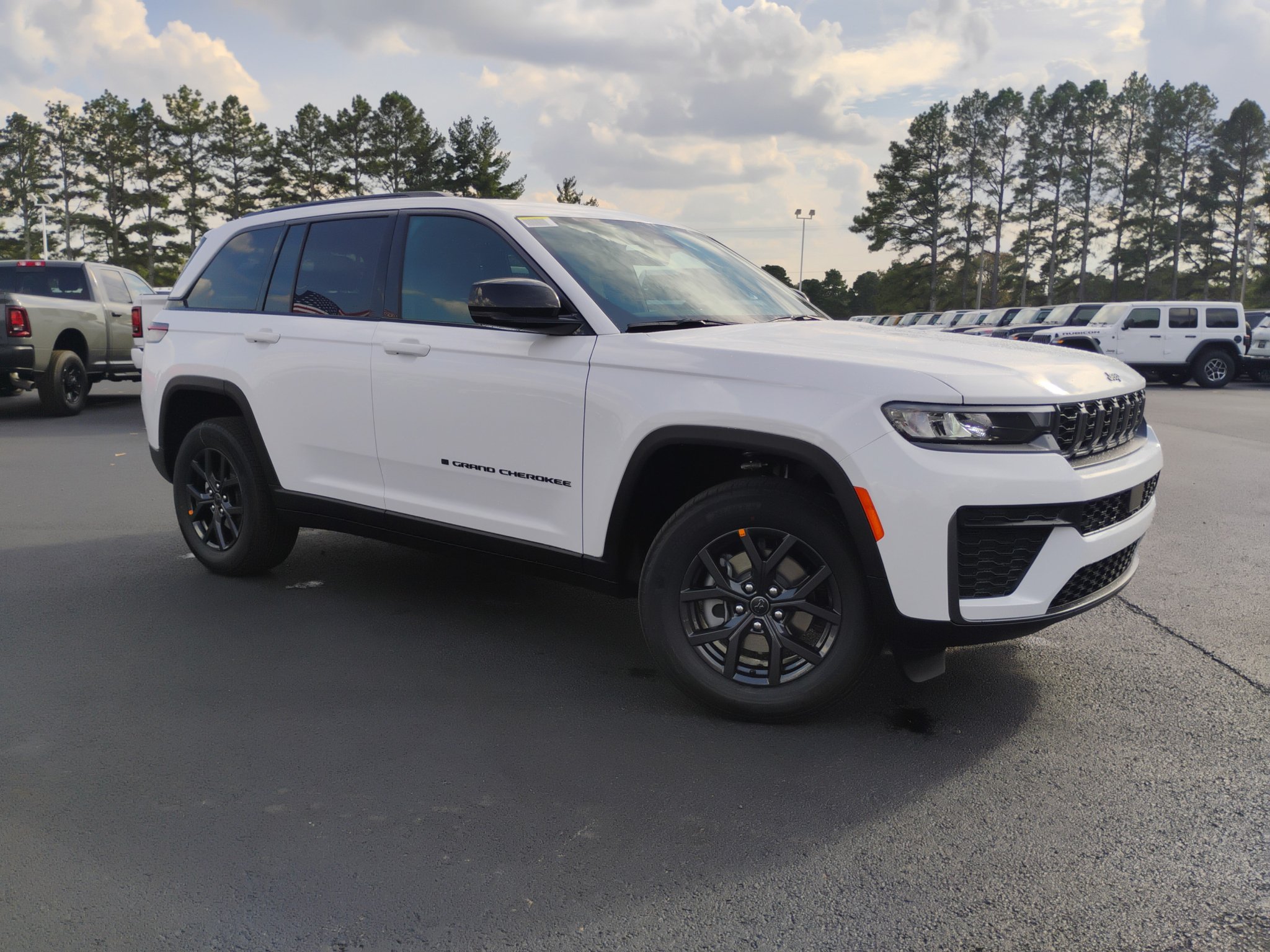 New 2027 Jeep Grand Cherokee Altitude AWD/4WD image 3