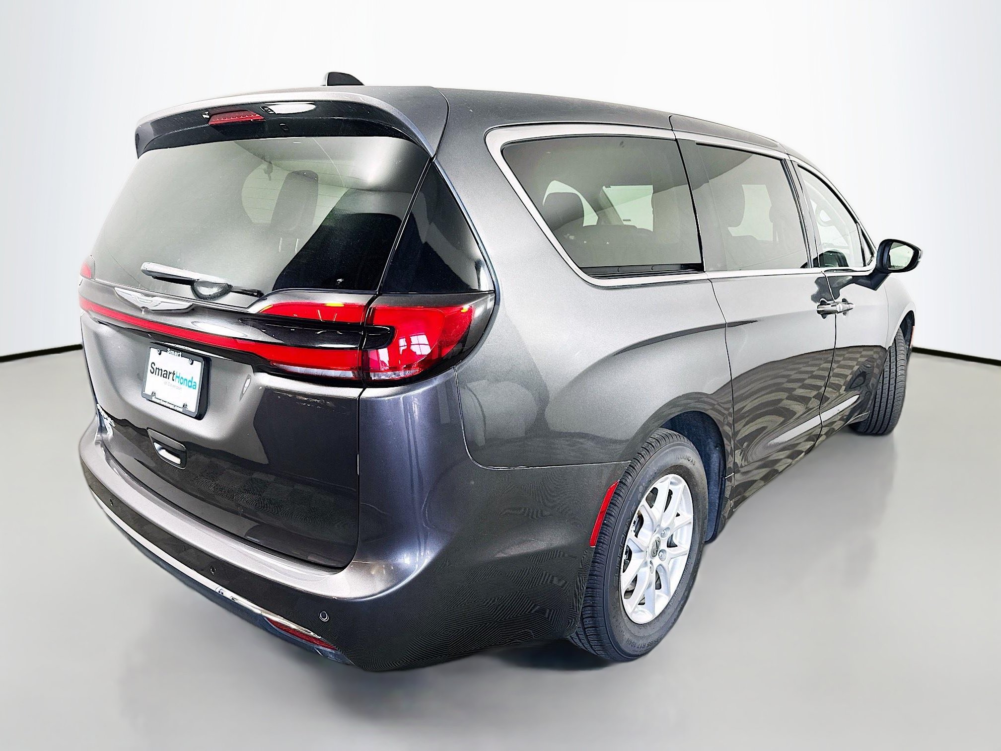 Used 2023 Chrysler Pacifica Touring-L FWD image 7
