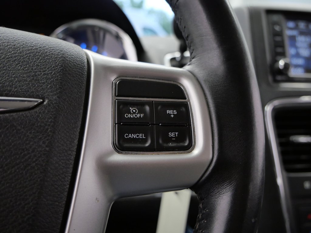 Used 2014 Chrysler Town & Country Touring FWD image 21