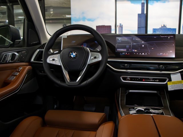 Used 2025 BMW X7 xDrive40i w/ Premium Package image 16