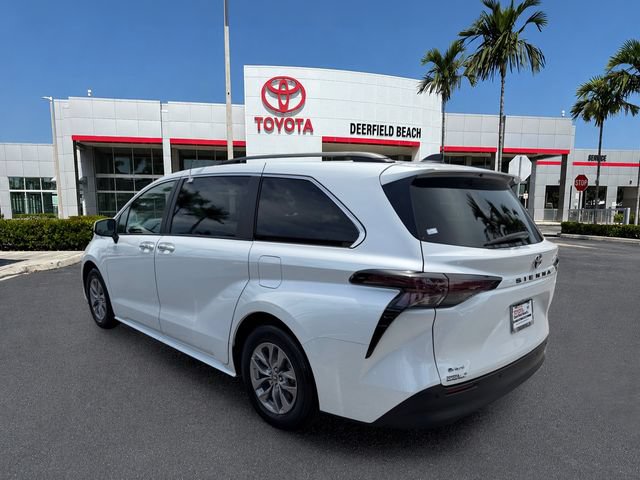 Certified 2026 Toyota Sienna XLE FWD image 5
