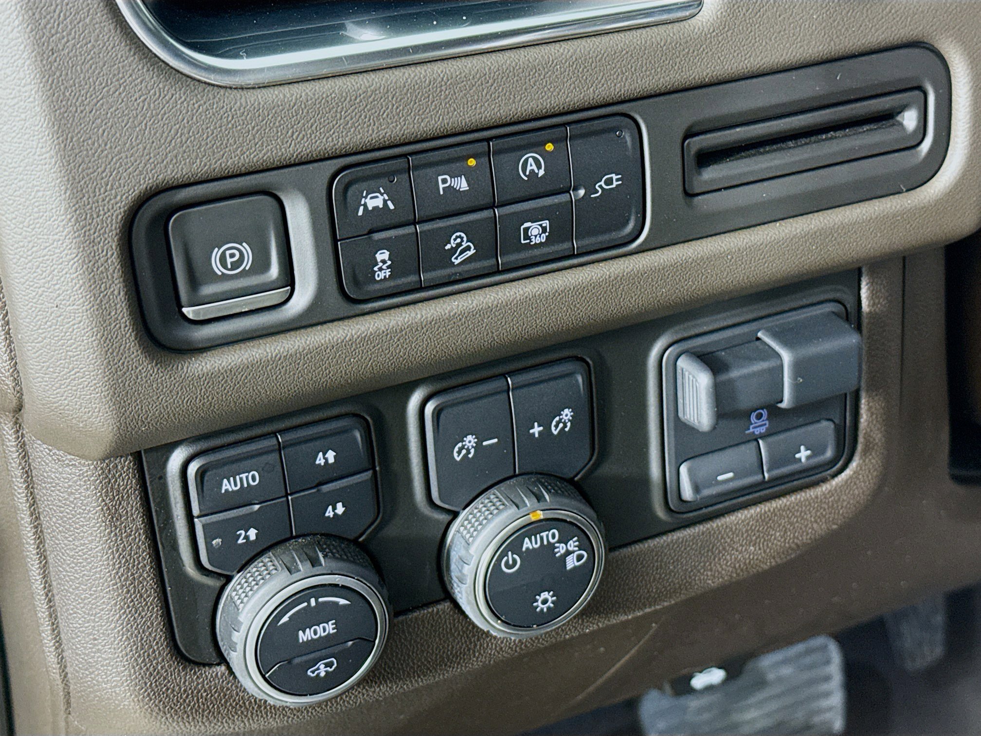 Used 2022 Chevrolet Suburban Z71 w/ Z71 Off-Road Package image 9