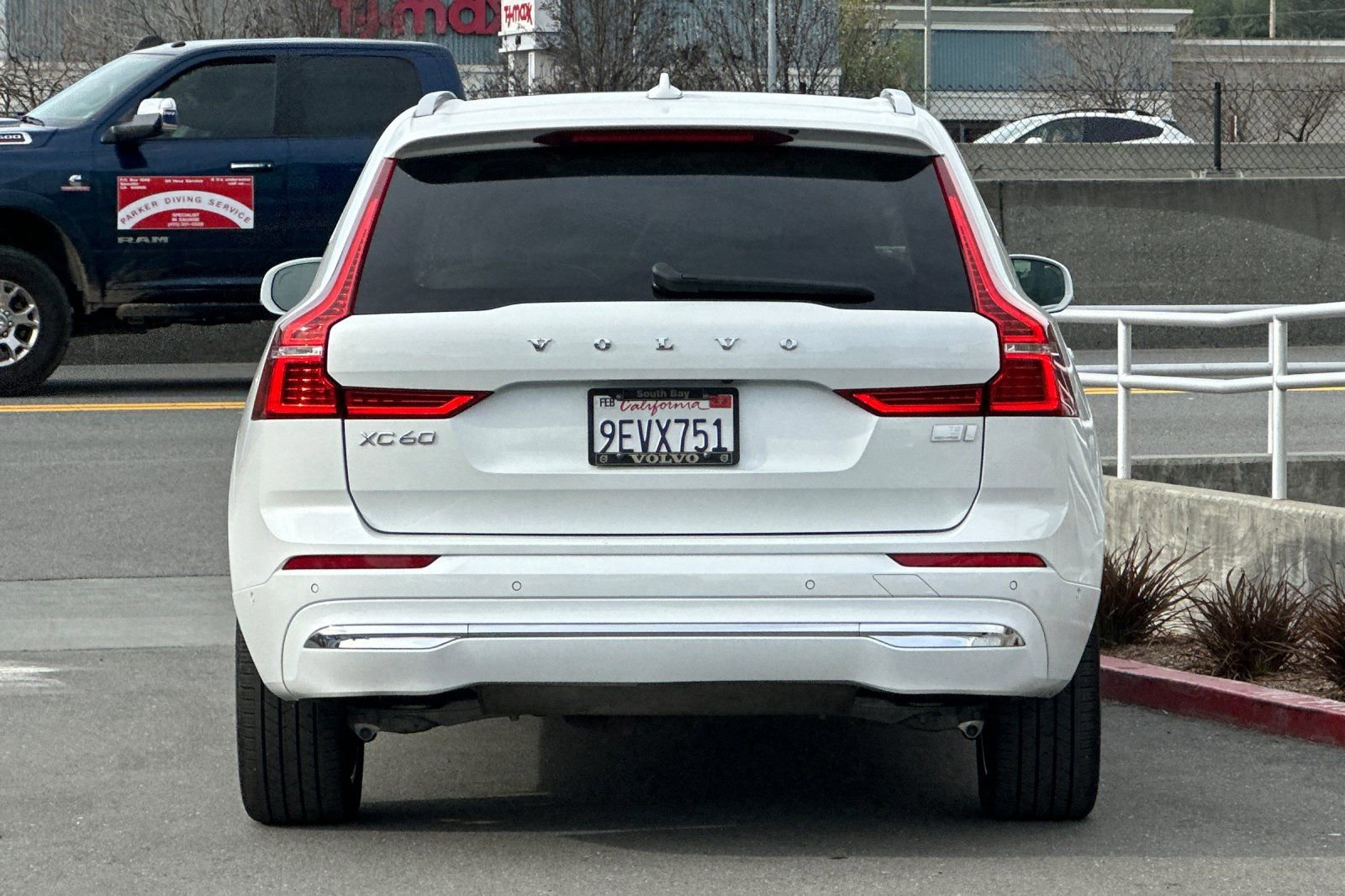 Used 2023 Volvo XC60 T8 Plus image 7