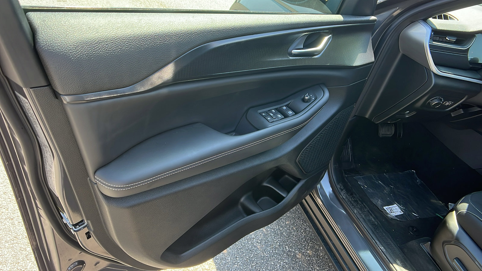 New 2025 Jeep Grand Cherokee Laredo w/ MOPAR Finishing Package image 14