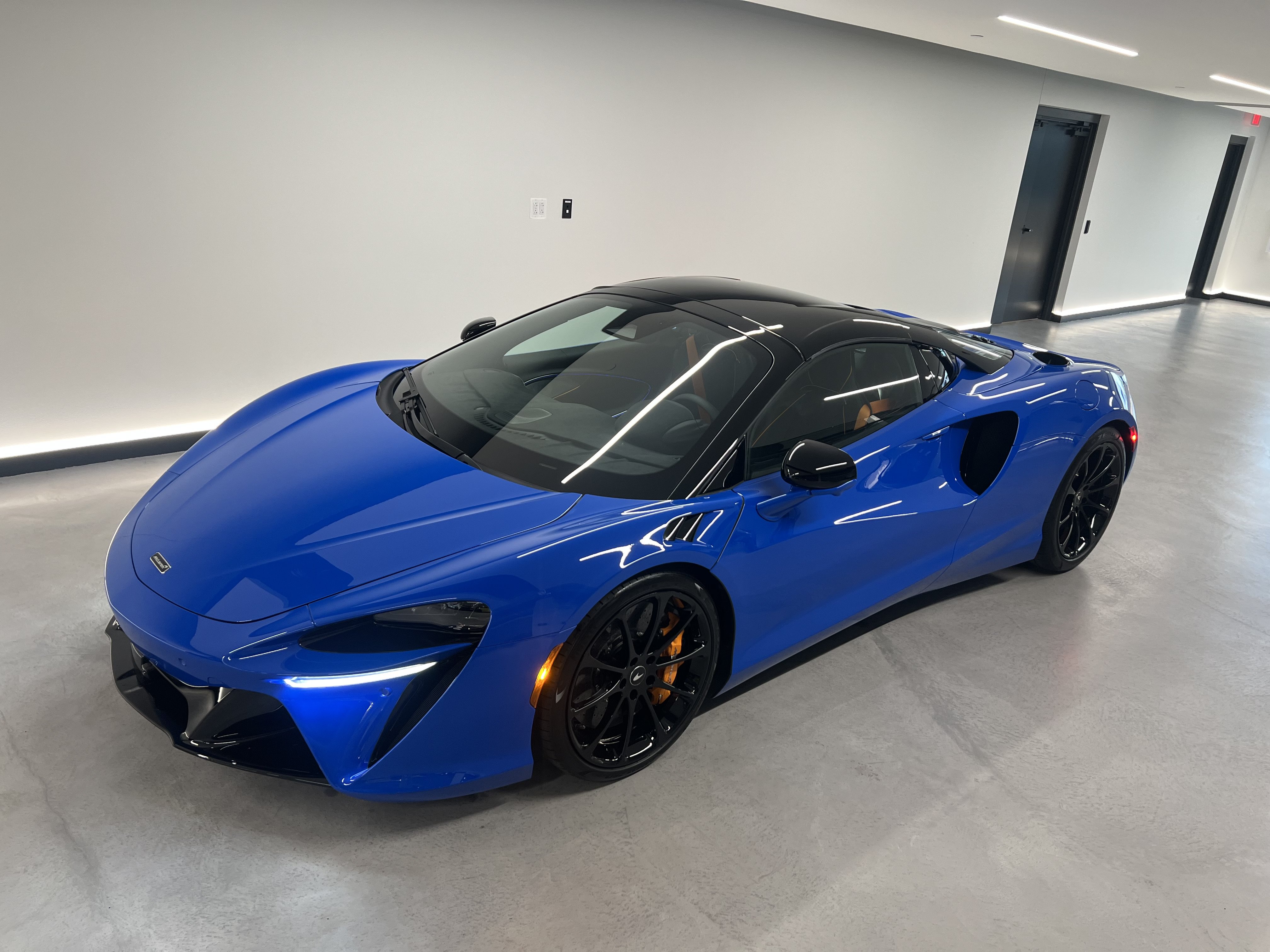 Used 2027 McLaren Artura Spider RWD image 34