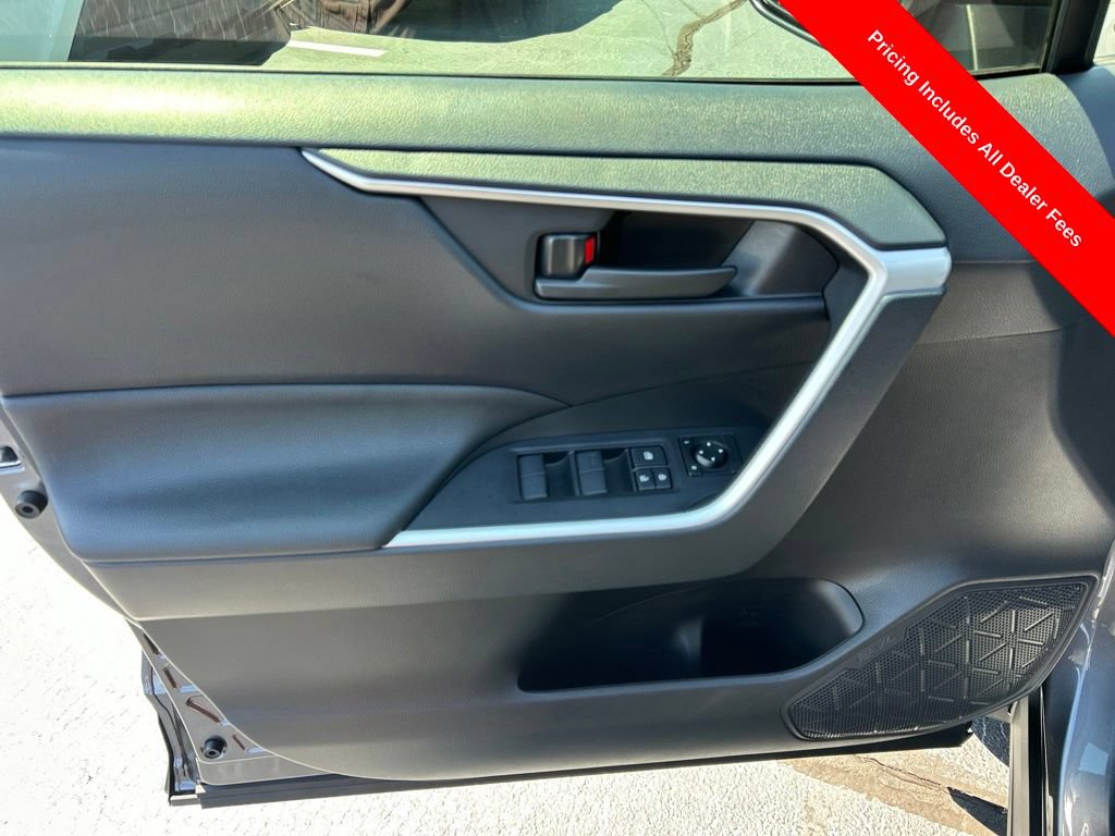 Used 2025 Toyota RAV4 LE AWD/4WD image 4