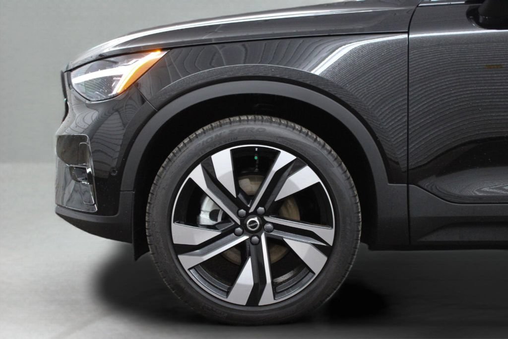 New 2026 Volvo XC40 B5 Plus w/ Climate Package AWD/4WD image 6