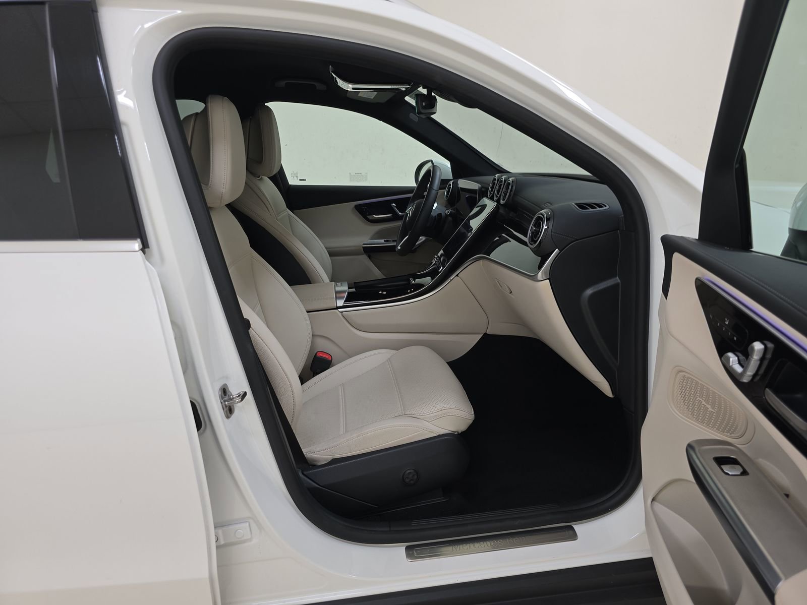 Used 2025 Mercedes-Benz GLC 350e 4MATIC image 11