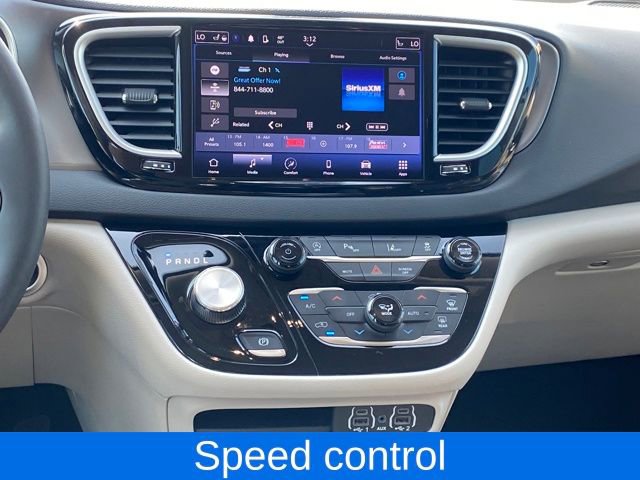 Used 2024 Chrysler Pacifica Touring-L image 10