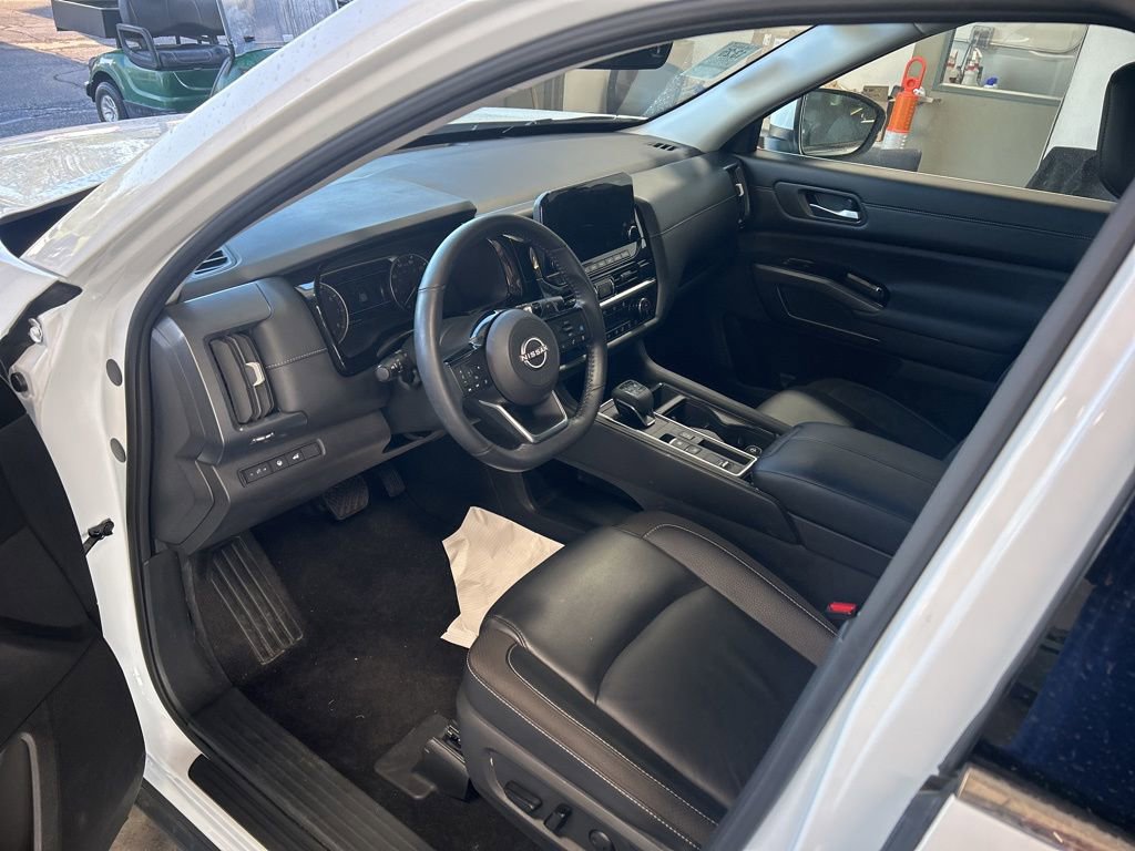 Used 2025 Nissan Pathfinder SL FWD image 2