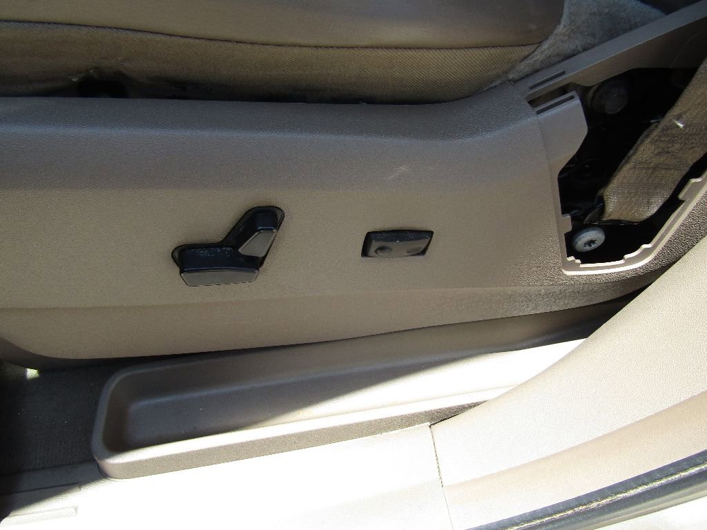 Used 2014 Chrysler Town & Country Limited w/ Luxury Group image 11