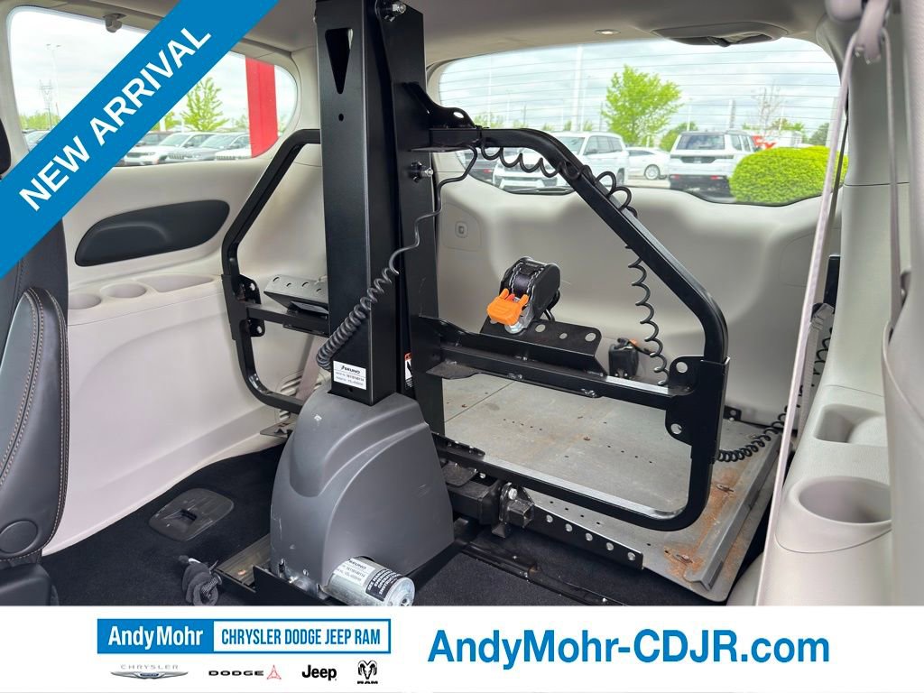 Used 2018 Chrysler Pacifica Touring Plus FWD image 32