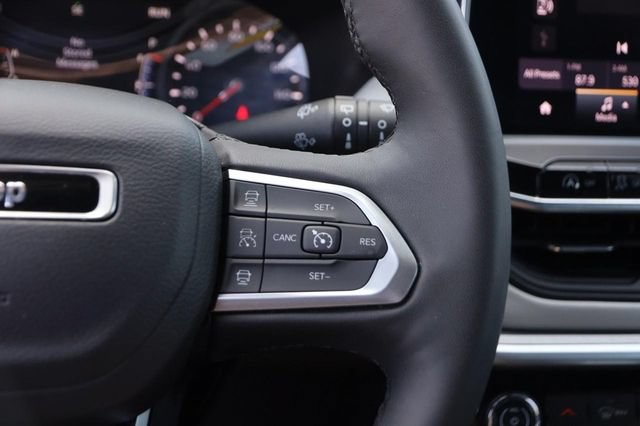Used 2025 Jeep Compass Limited AWD/4WD image 12