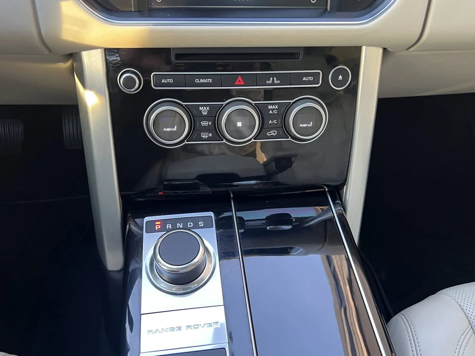 Used 2016 Land Rover Range Rover HSE image 24