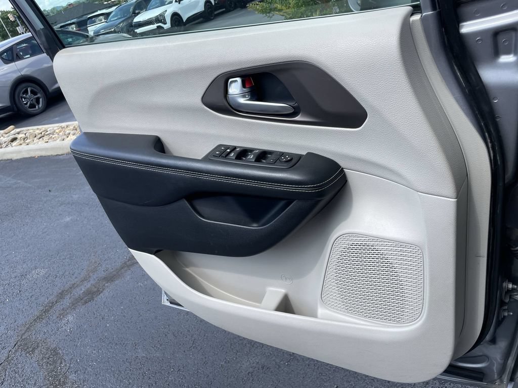 Used 2020 Chrysler Voyager Lxi FWD image 18