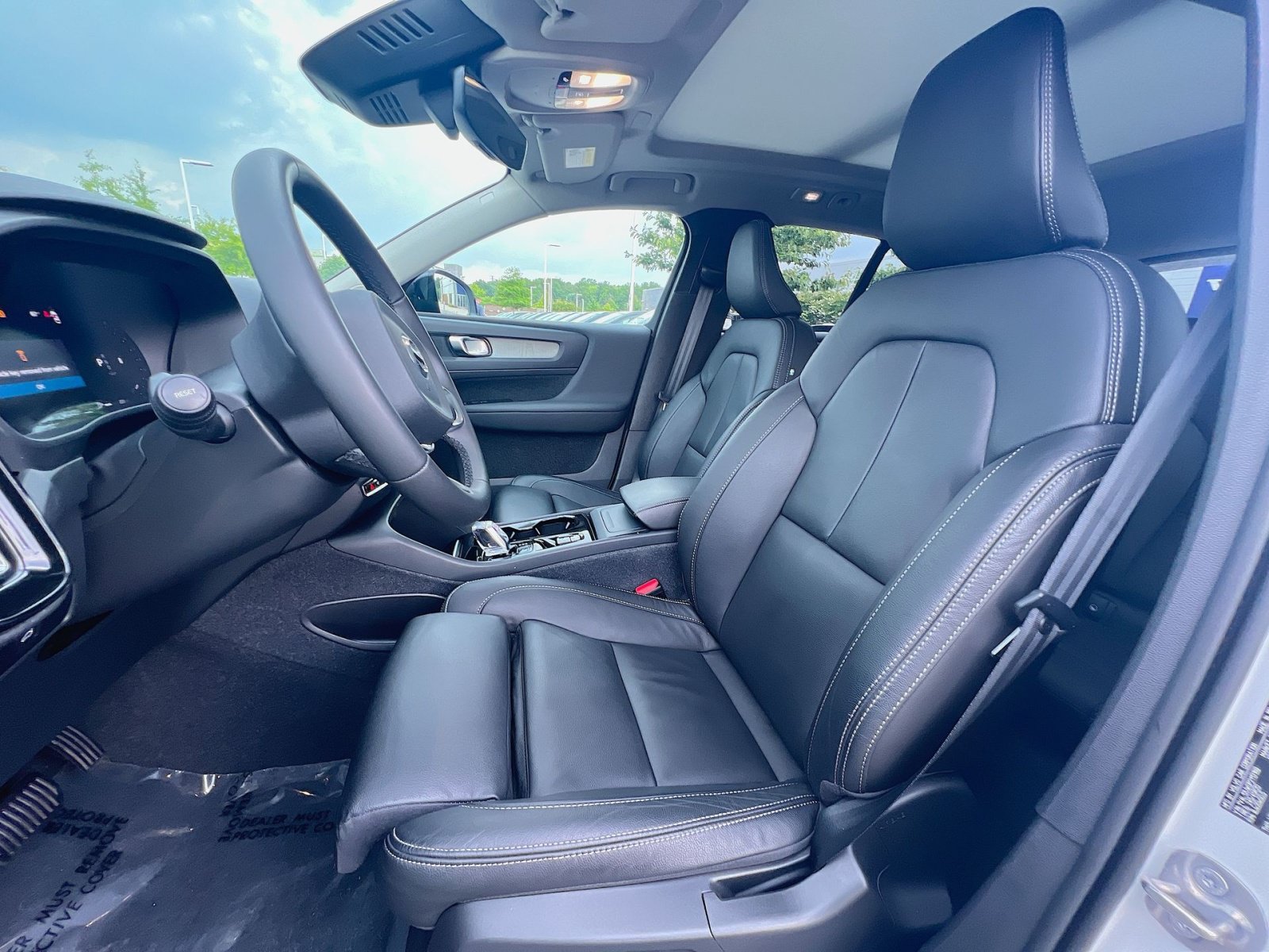 Certified 2023 Volvo XC40 B5 Plus w/ Climate Package AWD/4WD image 13